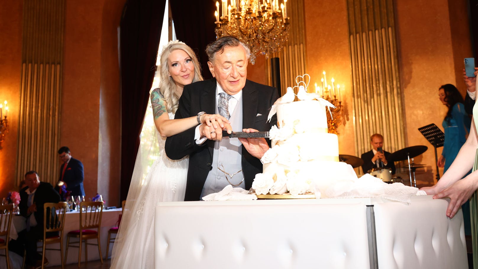 Gemeinsam schnitt das Brautpaar die Torte an und teilte sich das erste Stück.