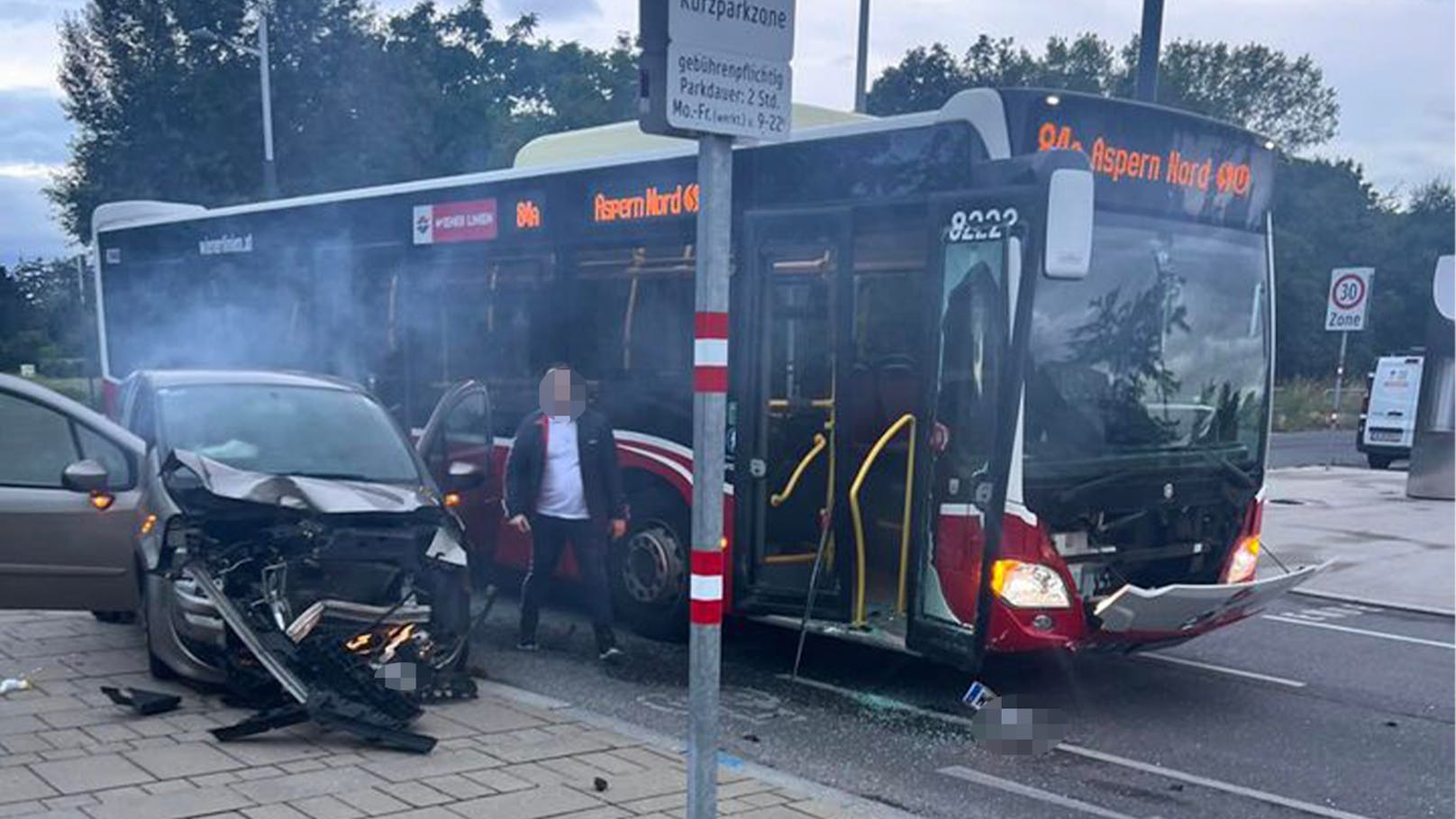 Öffi-Crash in Wien – Autoteile überall verstreut