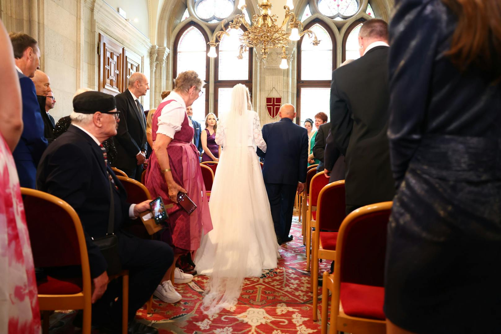 Die Gäste waren von dem Kleid der Braut total begeistert.