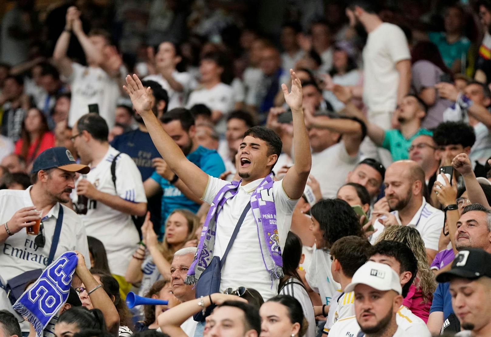 Begeisterte Real-Madrid-Fans auf den Rängen. 