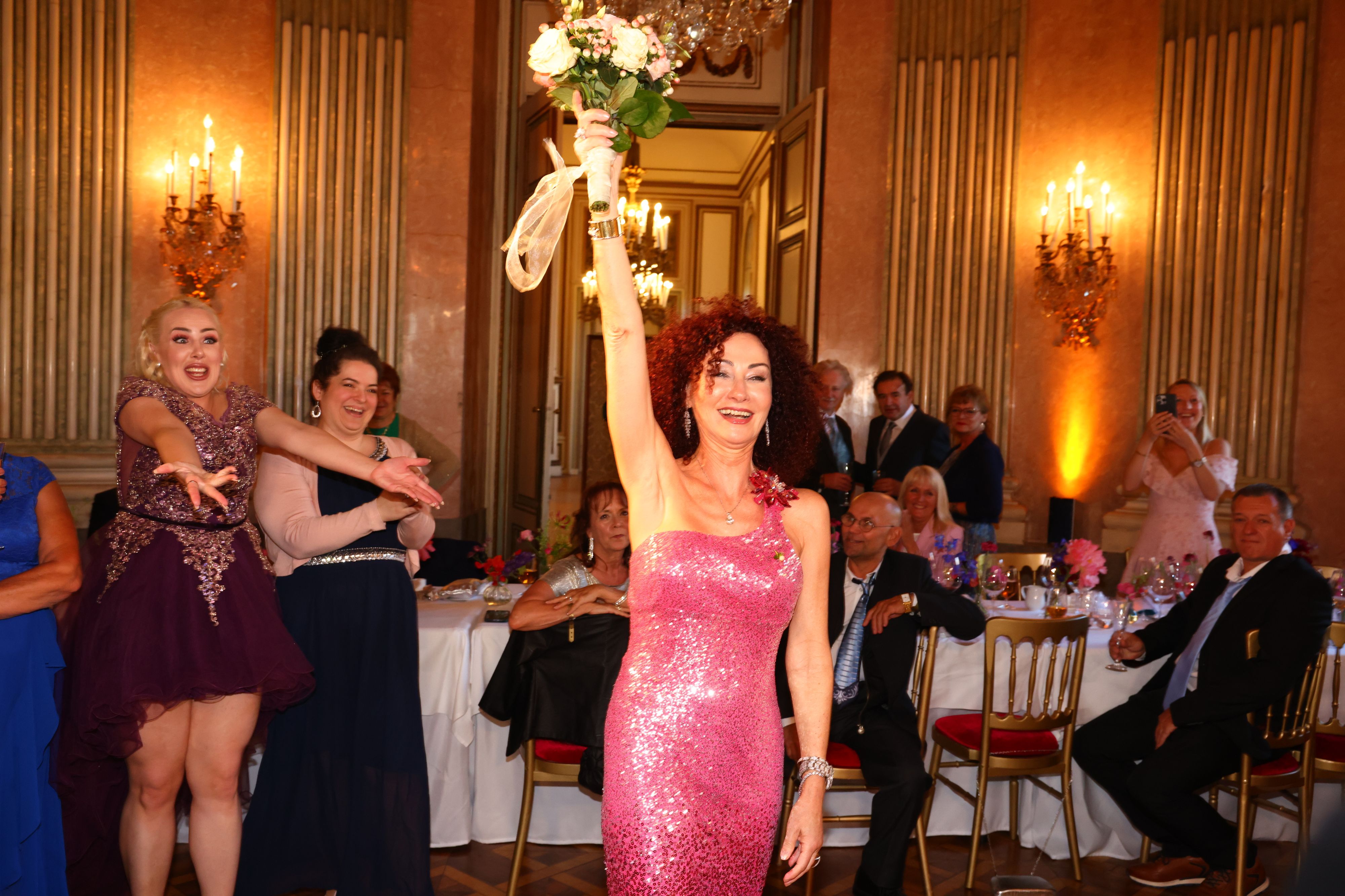 Überglücklich strahlte die Lugner-Ex, als sie den Brautstrauß fing.