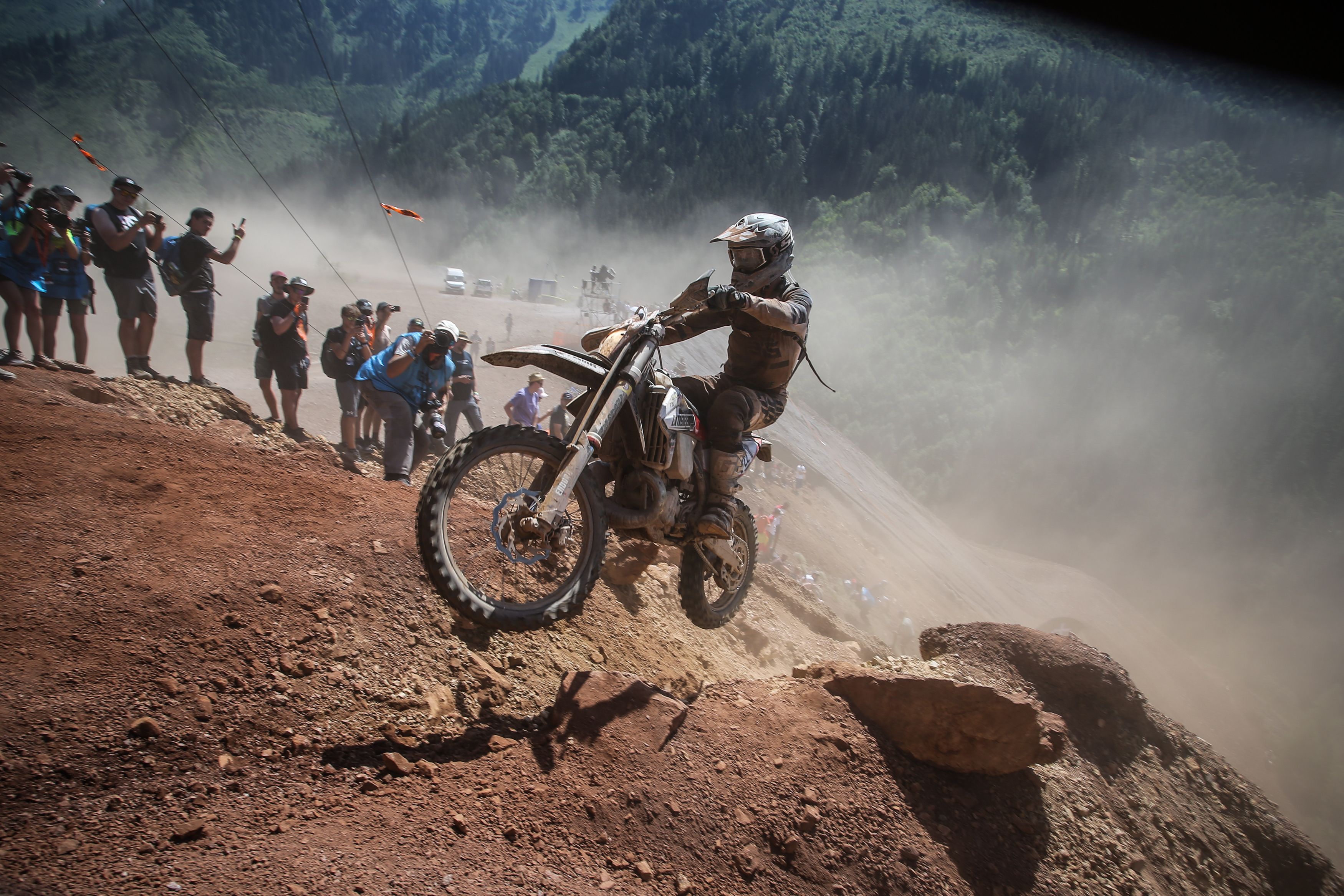 Drei Personen wurden bei einem Unfall beim Erzbergrodeo teils schwer verletzt.