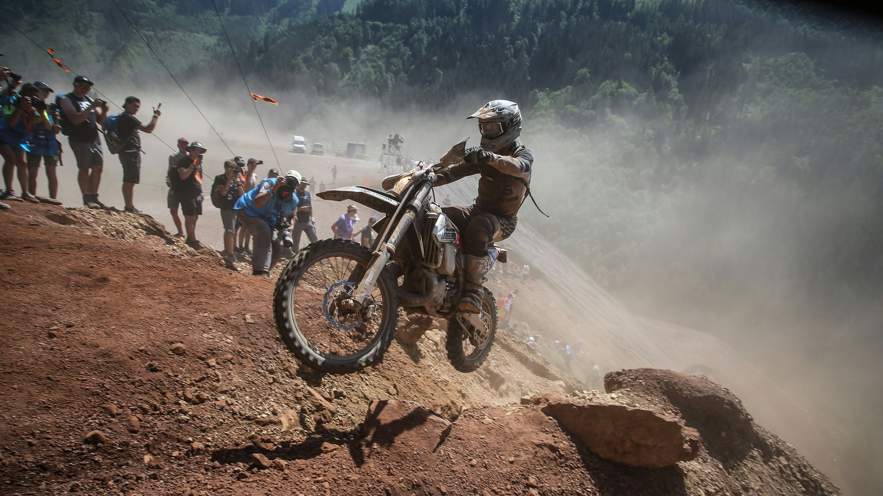 Drei Personen wurden bei einem Unfall beim Erzbergrodeo teils schwer verletzt.