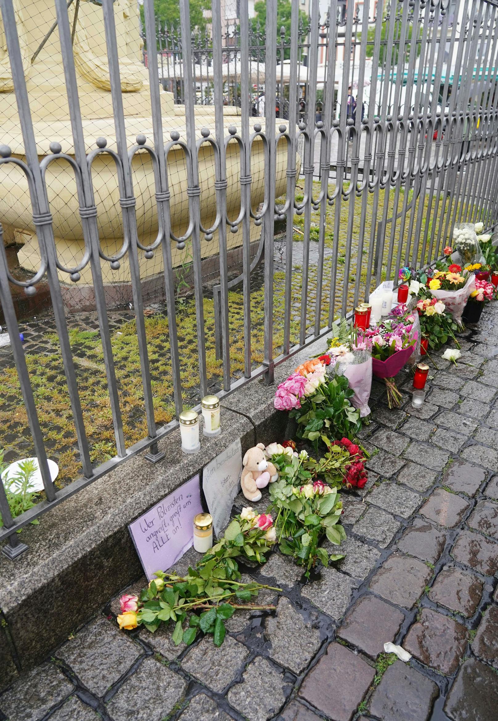 Blumen am Mannheimer Marktplatz zum Gedenken an den tödlich verletzten Polizisten.