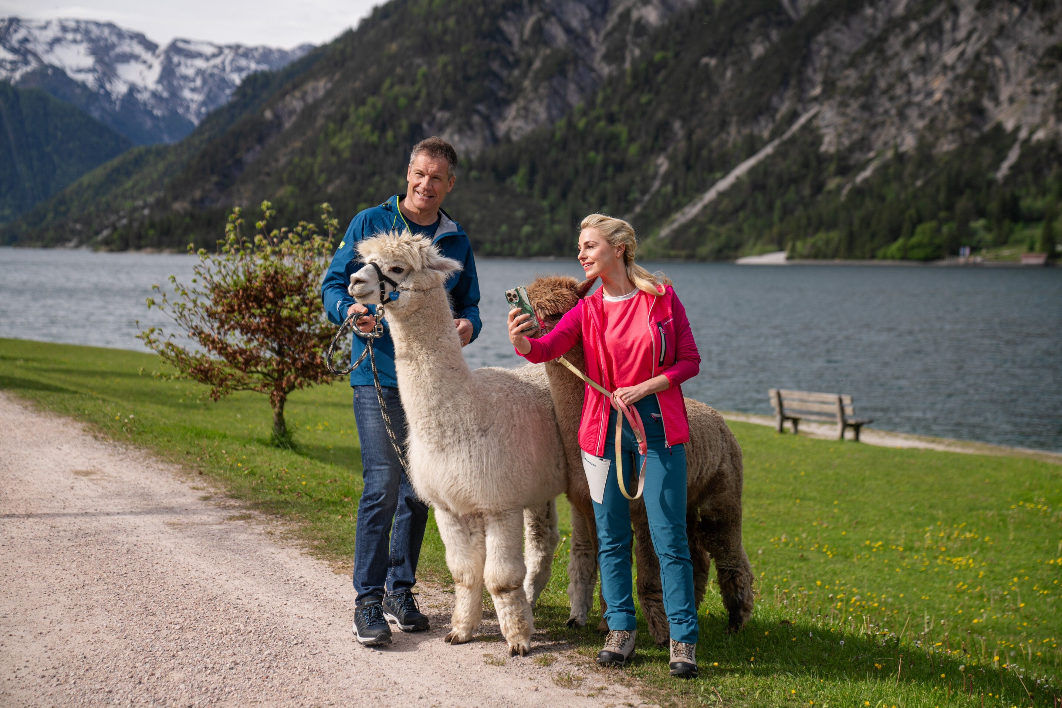 Silvia Schneider und Armin Assinger sind auf das Alpaka gekommen.