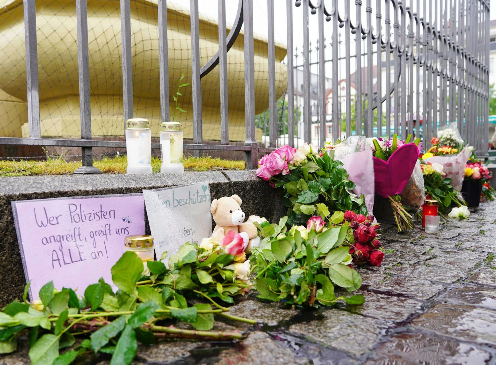 Blumen am Mannheimer Marktplatz zum Gedenken an den tödlich verletzten Polizisten.