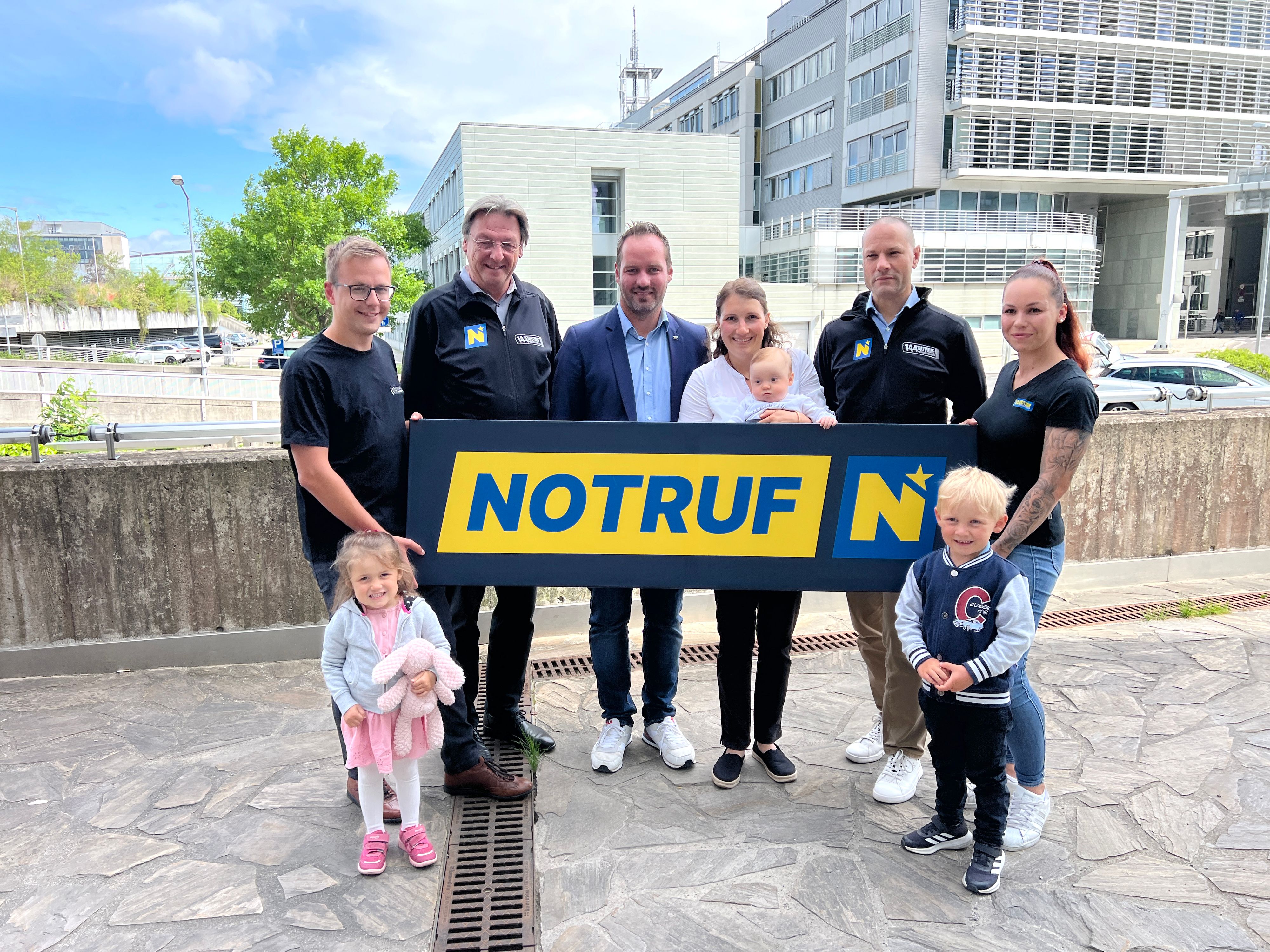 Charlotte Wagner (3), Disponent Markus Eisenbauer, Notruf NÖ GF Josef Schmoll, Stefan Wagner, Beate Wagner mit Baby Marlene (4M), Notruf NÖ GF Christian Fohringer, Notrufexpertin Jennifer Mikes und Elias Wagner (5)