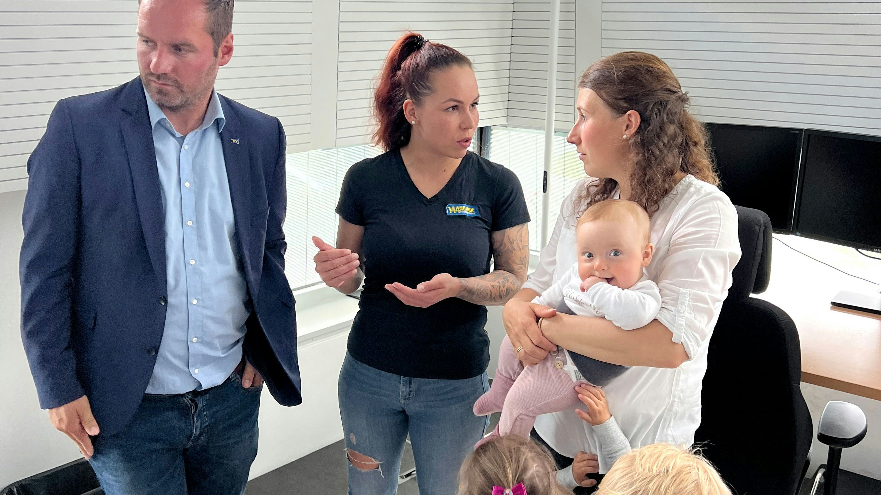 Stefan Wagner, Notrufexpertin Jennifer Mikes, Beate Wagner mit Baby Marlene