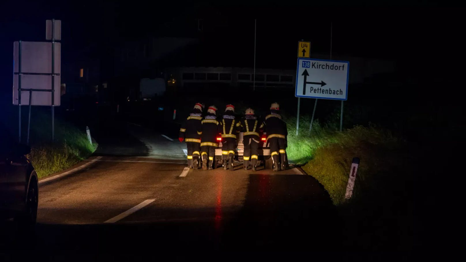 Rotes Kreuz, Polizei und die Feuerwehr Strienzing wurden gegen 00:17 Uhr zu Aufräumarbeiten nach einem Verkehrsunfall alarmiert.