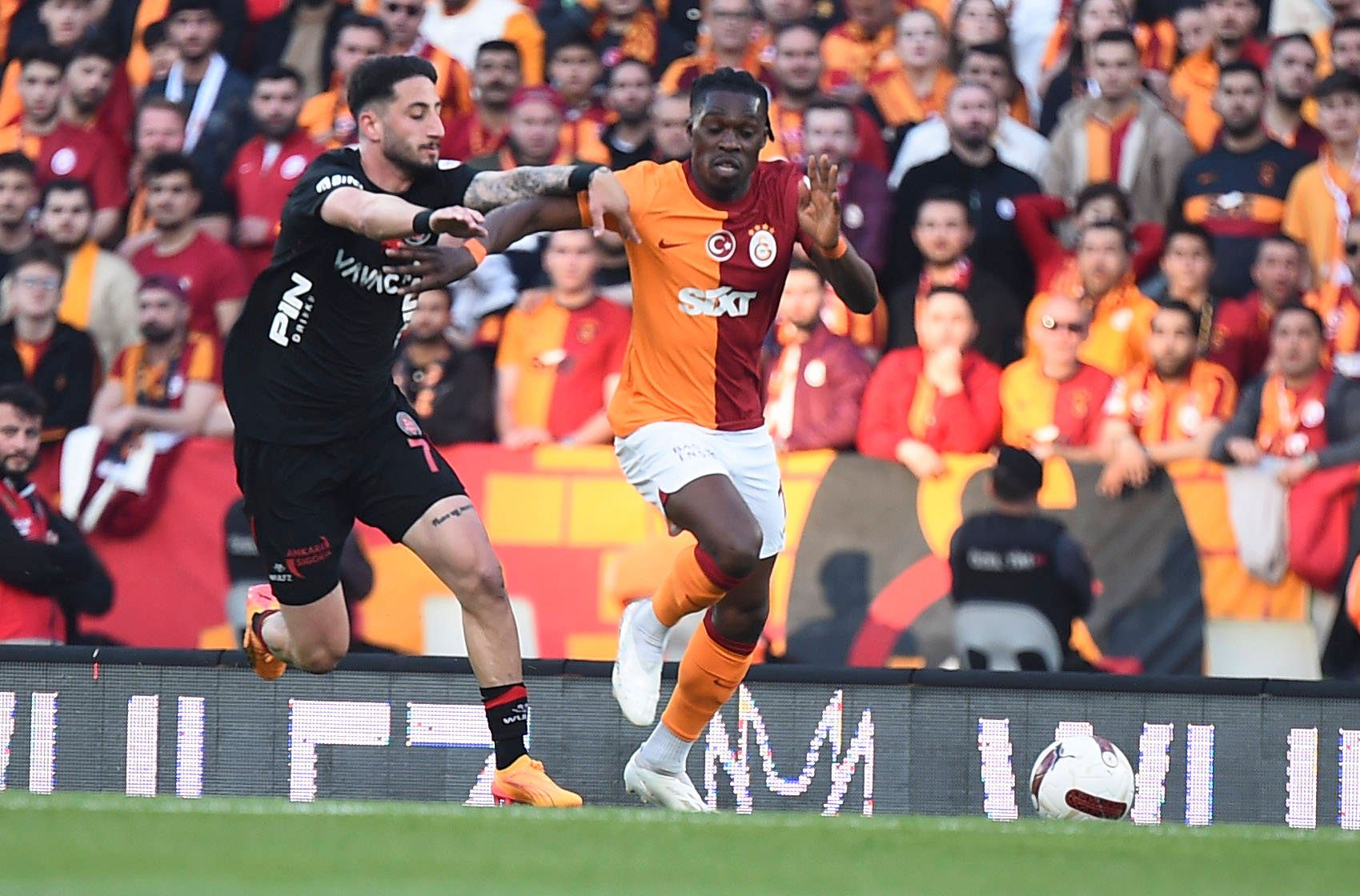 Hier Gegner, bald Kollegen? Can Keles (l.) und Derrick Köhn.