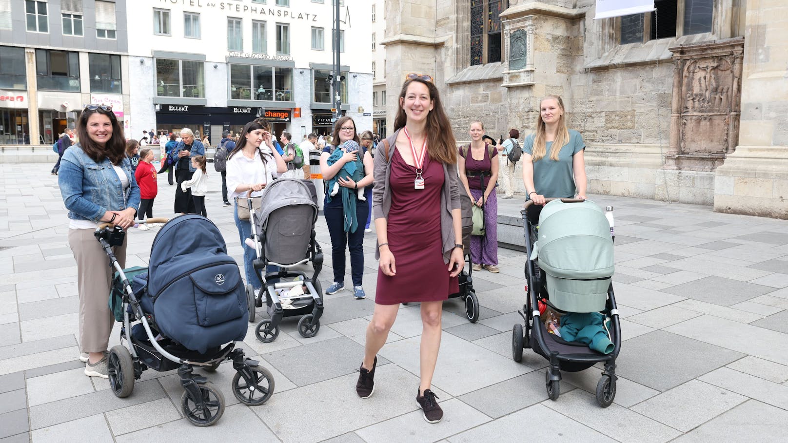 Maria Kremser führt die Mamas mit ihren Babys durch die Wiener Innenstadt.