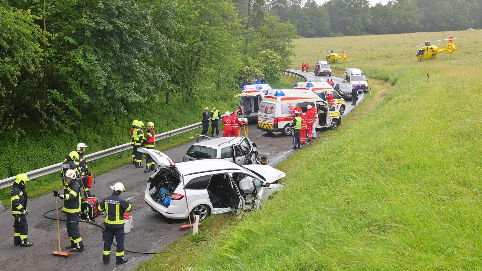 Sechs Personen wurden schwer verletzt ins Spital gebracht. Vier weitere erlitten bei dem Unfall leichte Verletzungen.