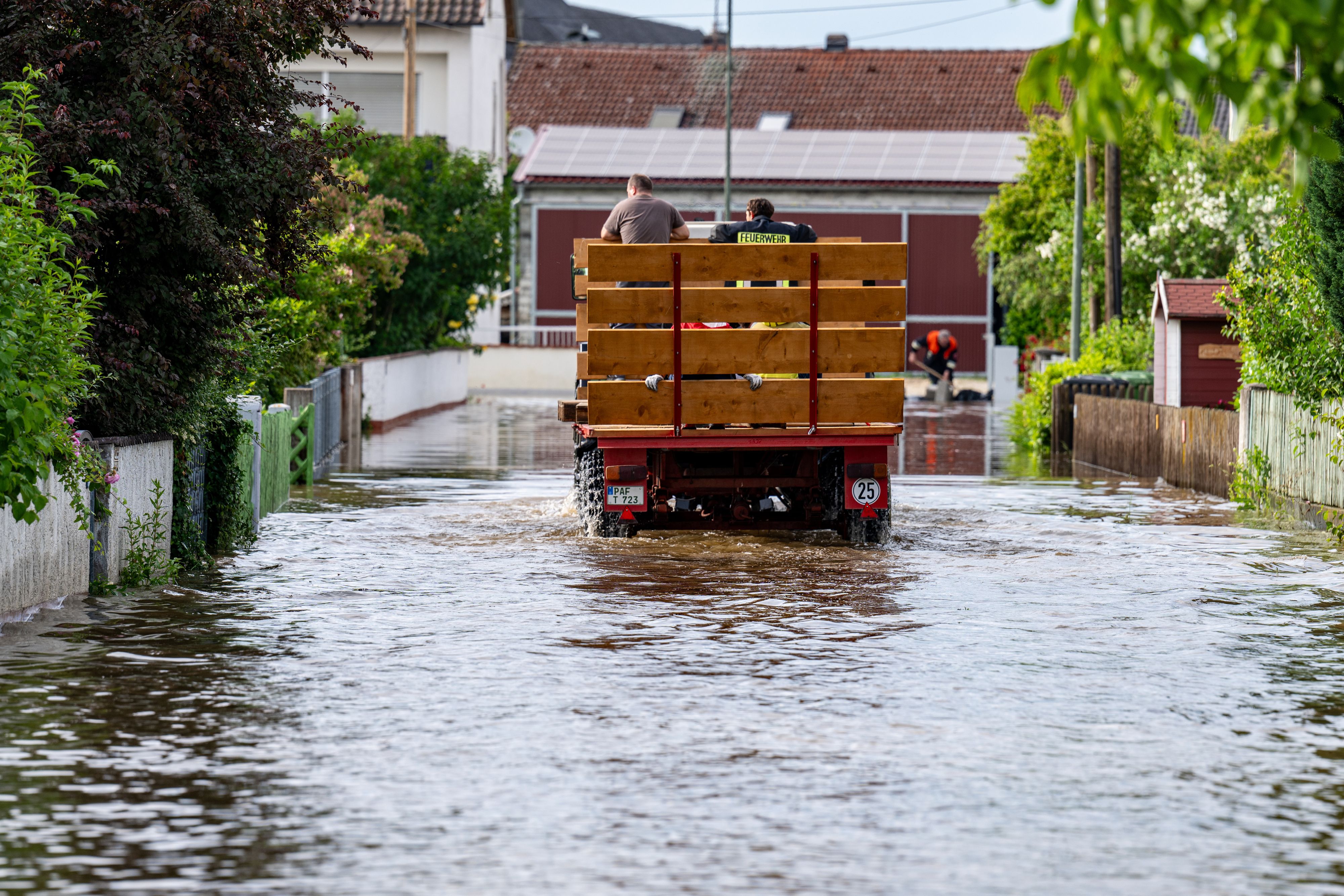 Ein Traktor in den Fluten im bayrischen Baar-Ebenhausen.