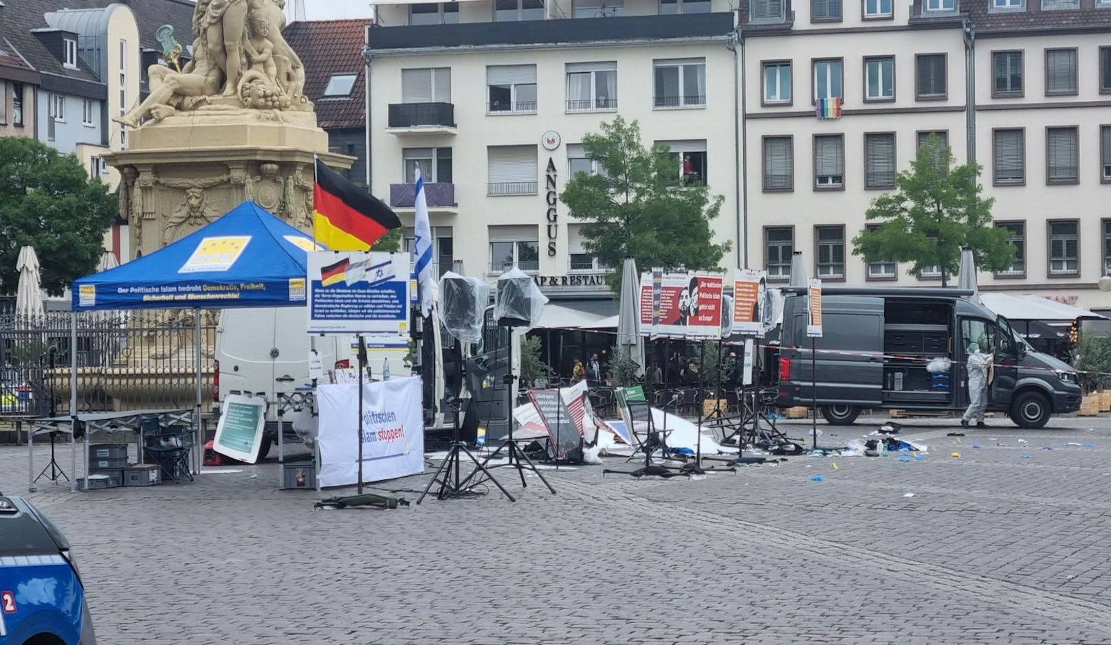 Messerattacke in Mannheim: Polizei und Spurensicherung im Einsatz am Tatort, dem Marktplatz der Stadt, am 31. Mai 2024.