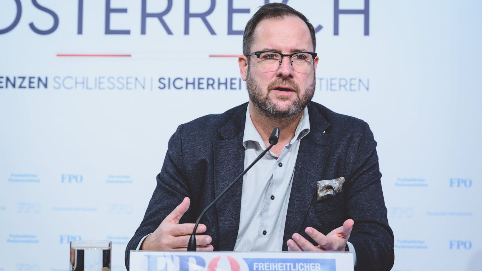 FPÖ-Verkehrssprecher Christian Hafenecker spricht Klartext.