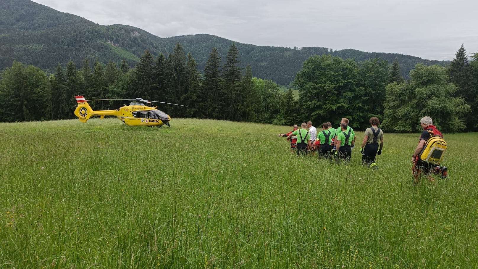 Gemeinsam brachten die Einsatzkräfte den Verletzten zum Hubschrauber.