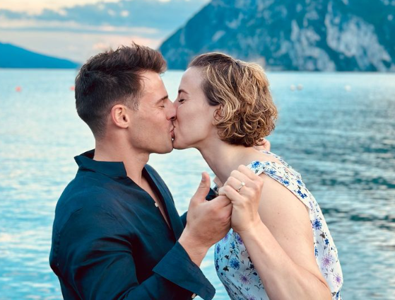 De Aliprandini und Gisin küssen sich am Gardasee.