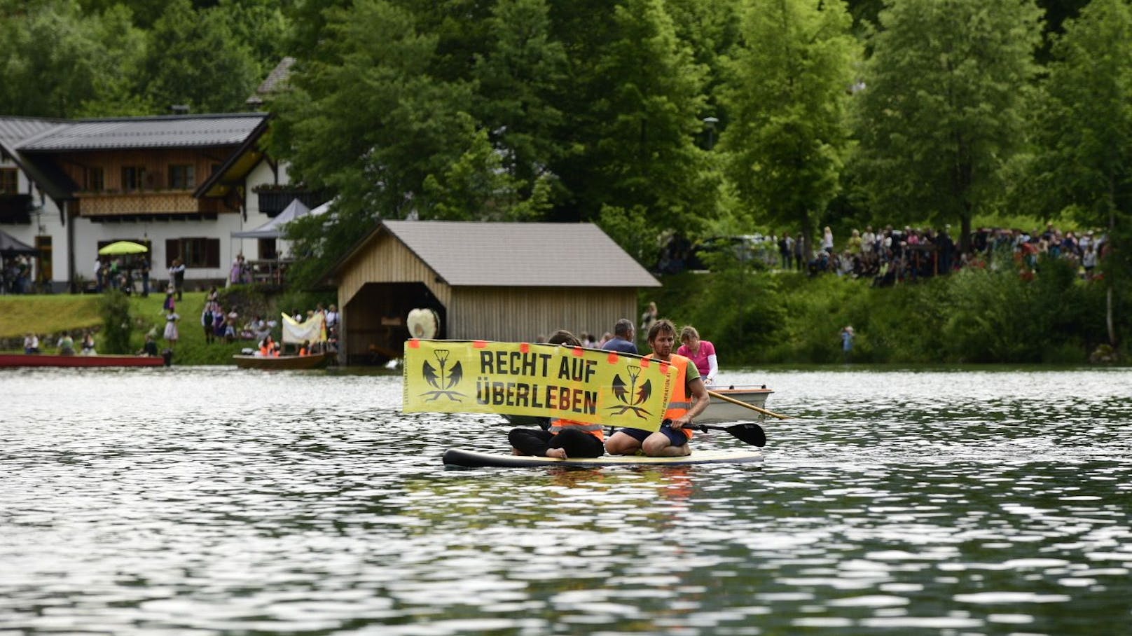 Störaktion beim 64. Narzissenfest: Aktivisten der Letzten Generation mischten sich am 2. Juni 2024  unter den Bootskorso.