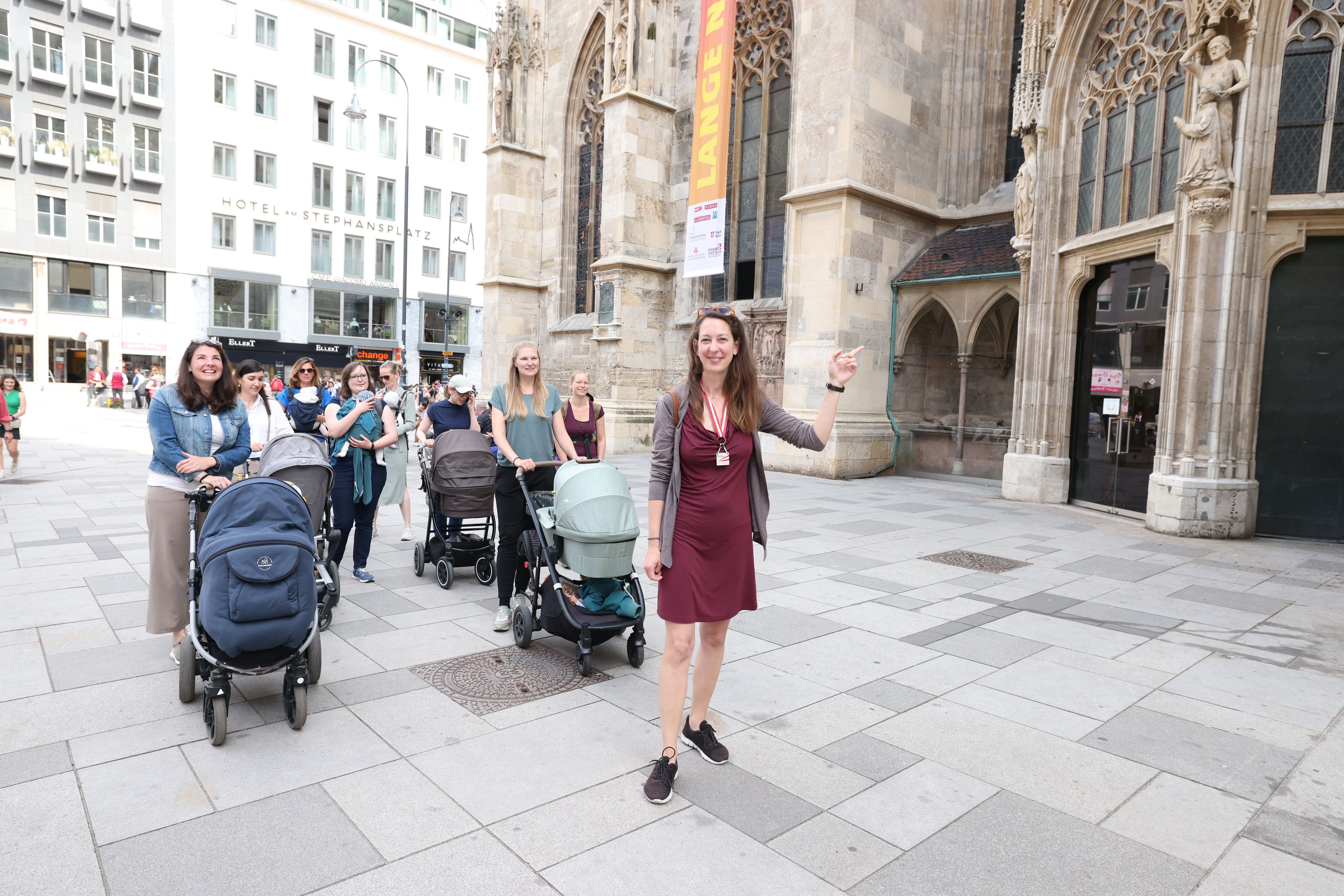 Fremdenführerin Maria Kremser startet die Tour am Stephansplatz – mit Mamas und Babys im Schlepptau.