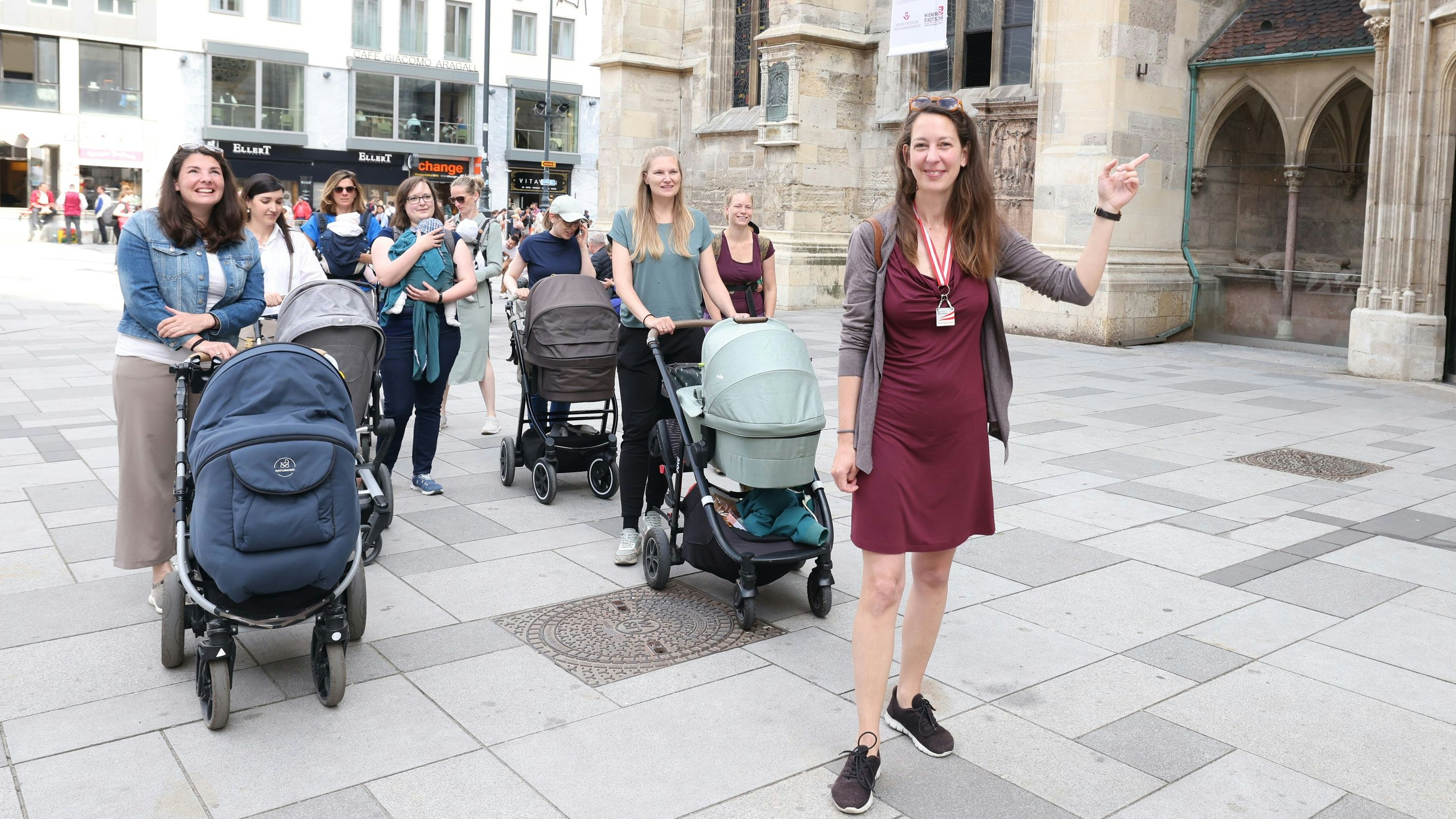 Tourguide Maria Kremser mit Mamas und Babys im Schlepptau am Stephansplatz.