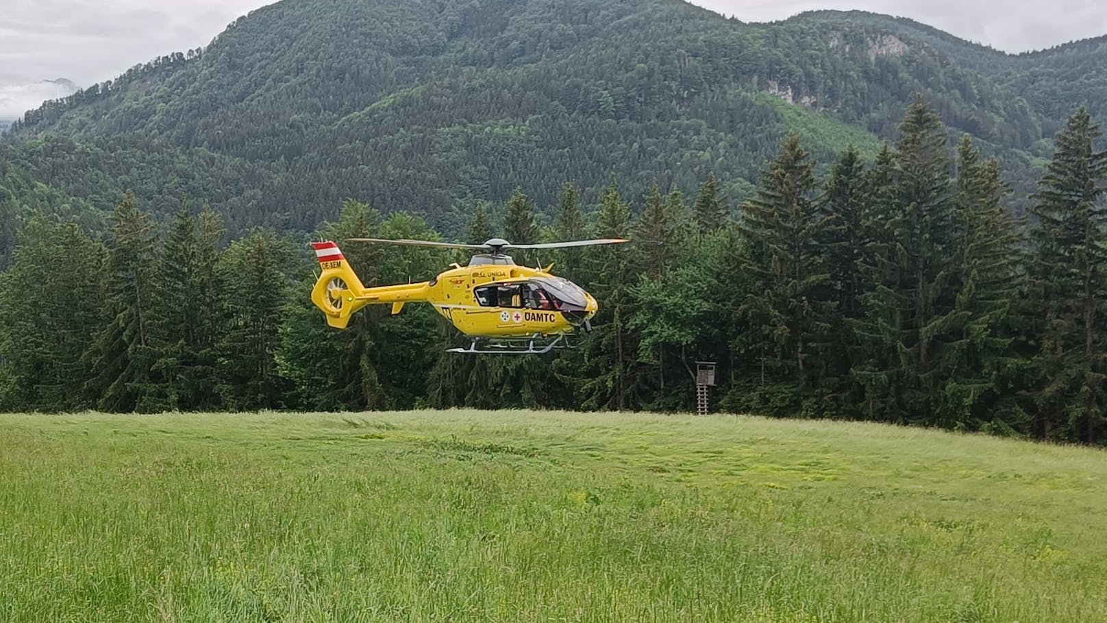 Mit dem Heli ging es anschließend ins Spital.