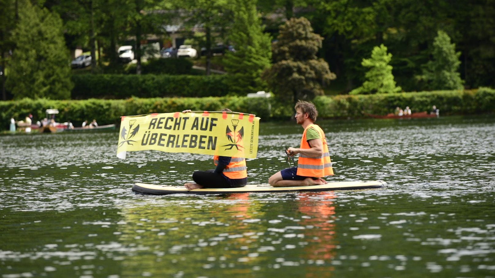 Störaktion beim 64. Narzissenfest: Aktivisten der Letzten Generation mischten sich am 2. Juni 2024  unter den Bootskorso.