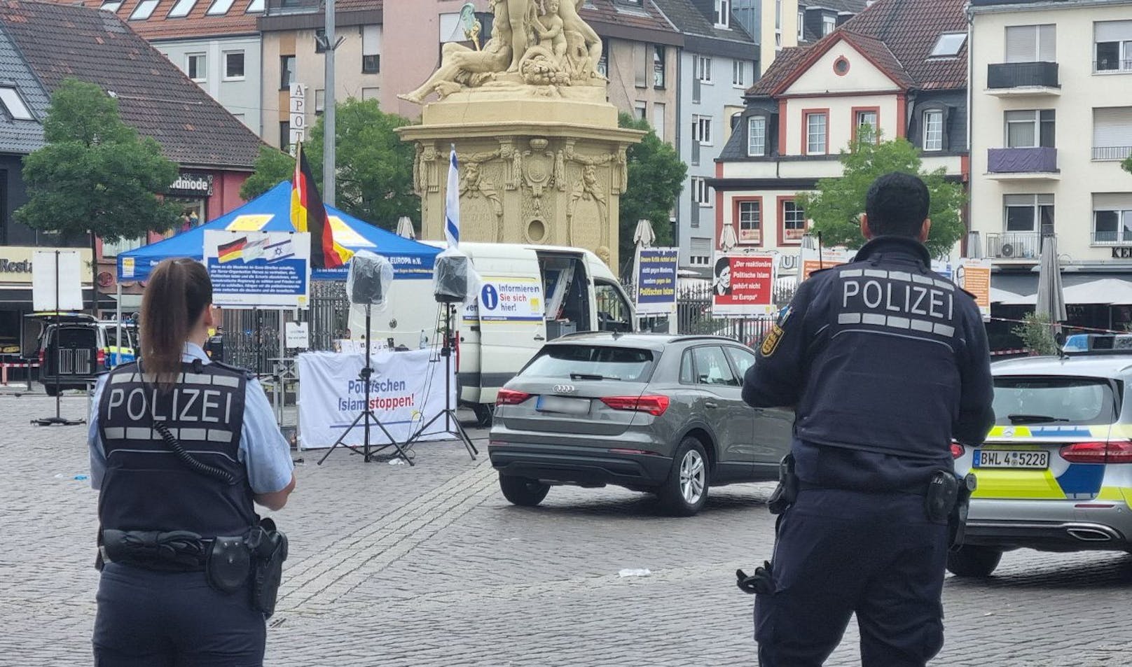 Messerattacke in Mannheim: Polizei und Spurensicherung im Einsatz am Tatort, dem Marktplatz der Stadt, am 31. Mai 2024.