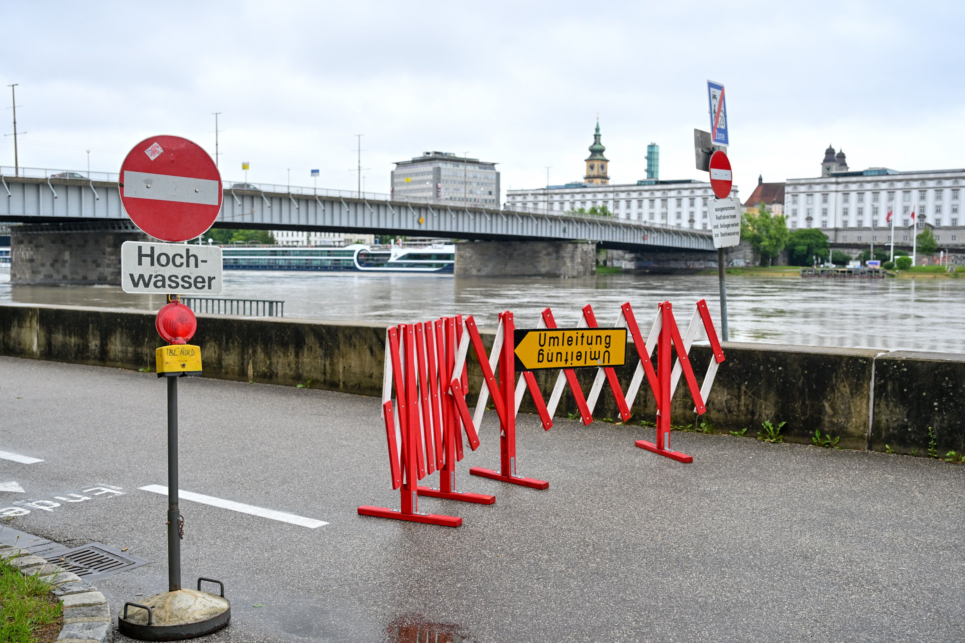 Warten auf die Flut: In Linz wurden an der Donau bereits Hochwasserschutzwälle installiert, Wege und Tunnel im Gefahrenbereich gesperrt. 