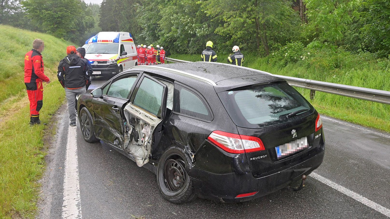 Der 28-Jährige touchierte dabei ein entgegenkommendes Auto. Dieses krachte dann frontal gegen ein Weiteres.