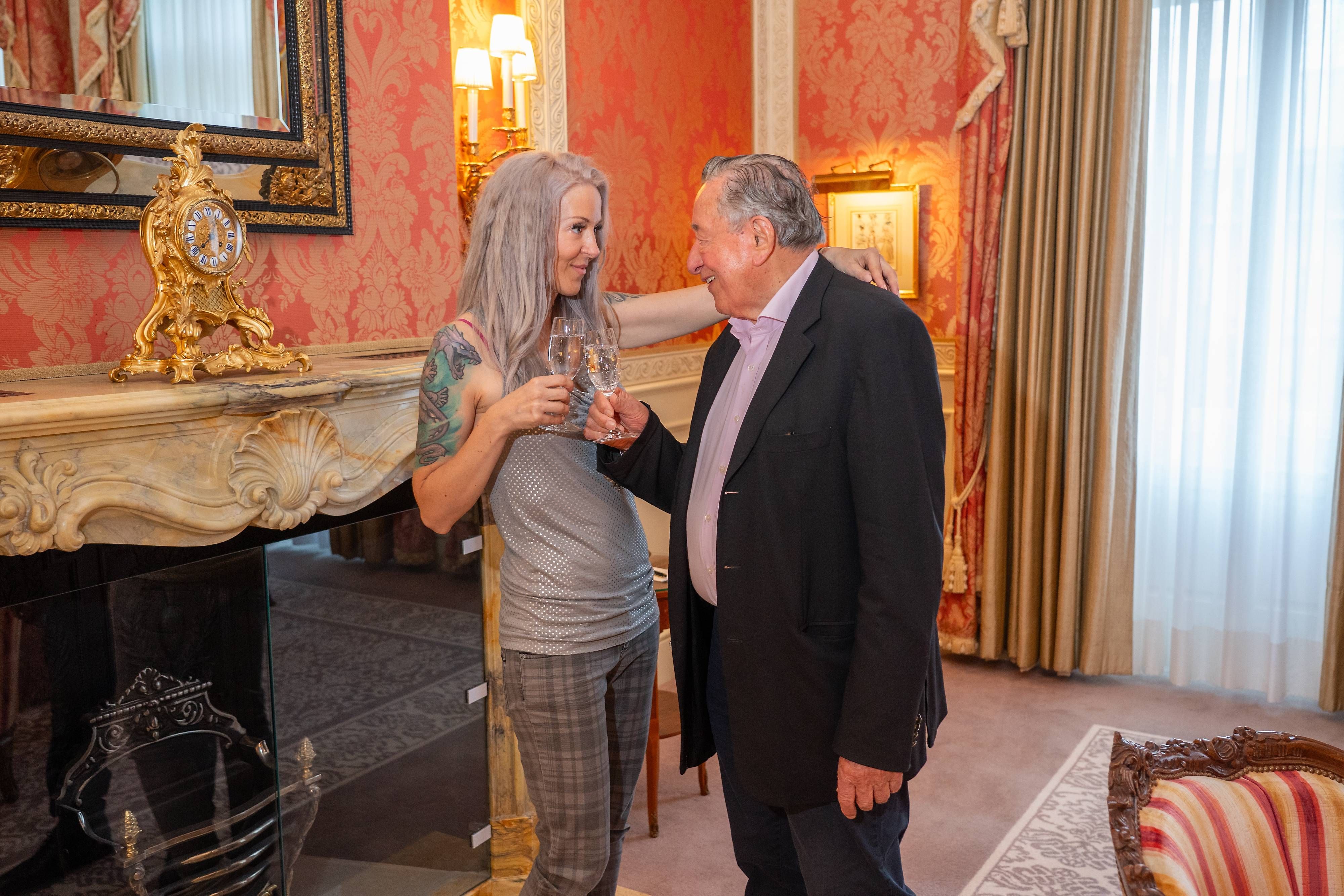 Simone und Richard Lugner in ihrer Hochzeits-Suite im Wiener Grand Hotel