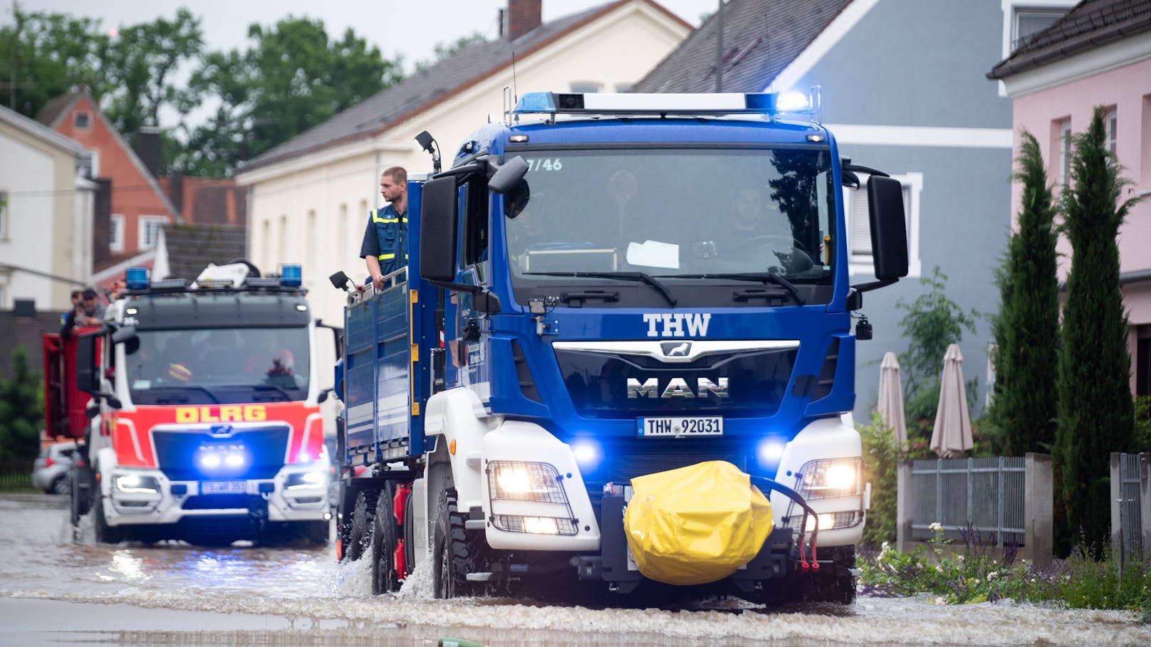 Tragödie in Bayern! Feuerwehrmann (42) stirbt in Fluten