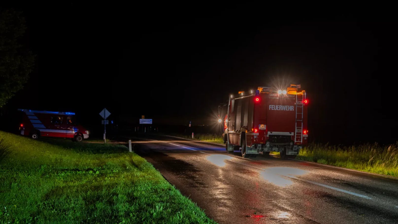 Rotes Kreuz, Polizei und die Feuerwehr Strienzing wurden gegen 00:17 Uhr zu Aufräumarbeiten nach einem Verkehrsunfall alarmiert.