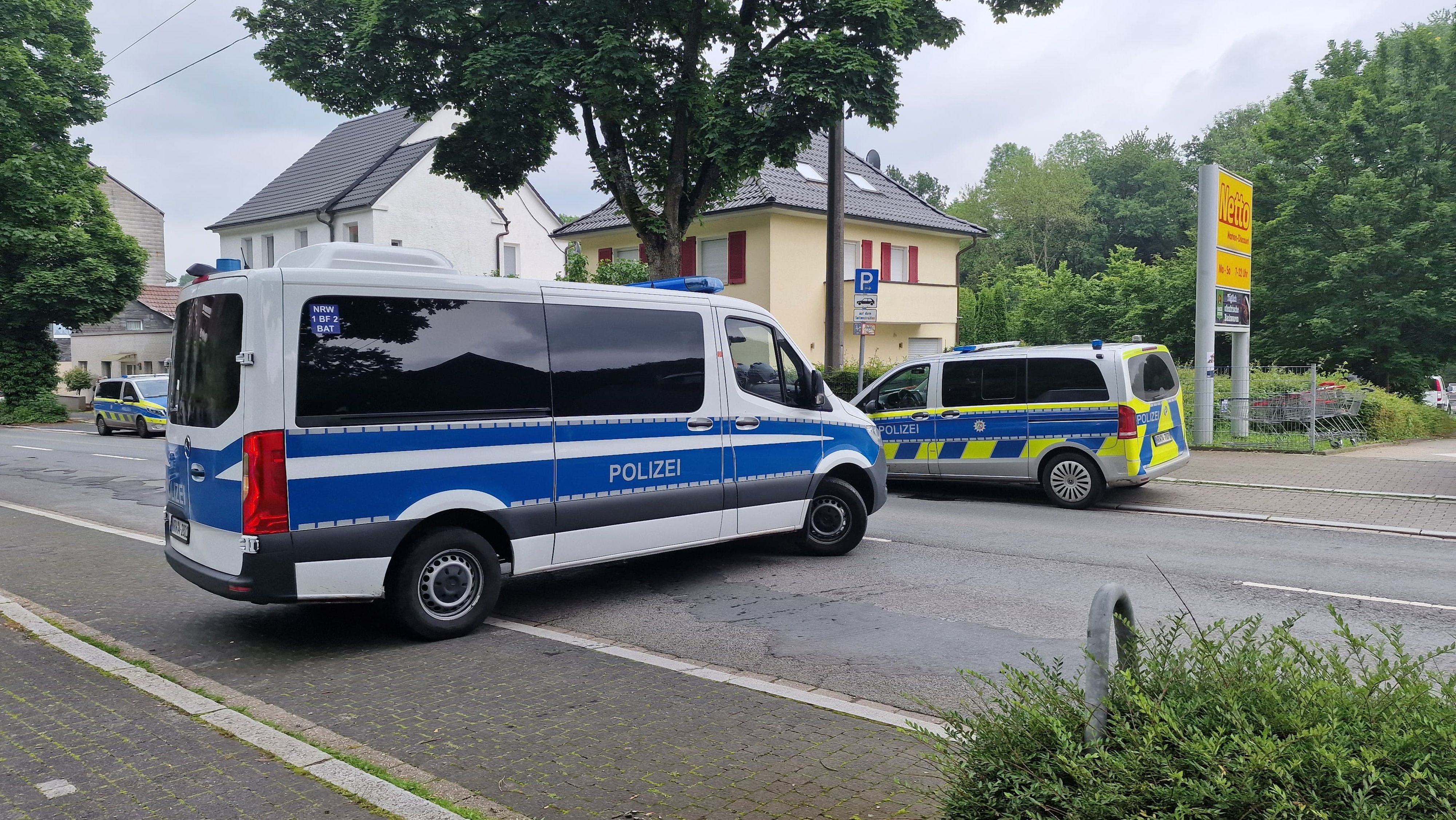 Nach den Schüssen im westdeutschen Hagen sperrte die Polizei den Umkreis ab.