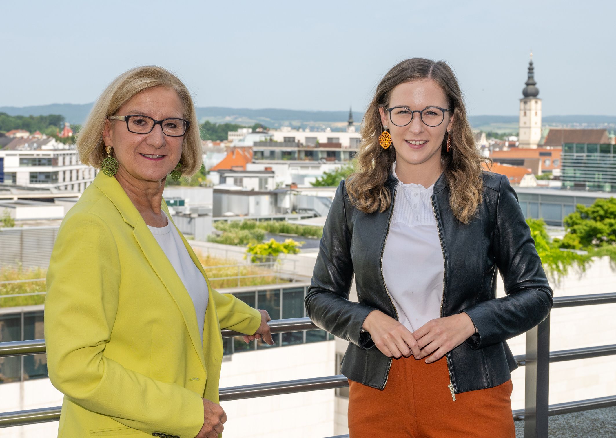 Landeshauptfrau Johanna Mikl-Leitner und Staatssekretärin Claudia Plakolm stellen Pilotprojekt „Digital Überall“ vor.