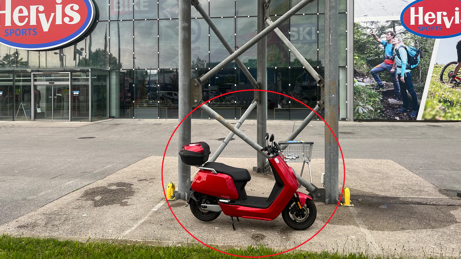 Hier hätte der Wiener seinen E-Roller nicht abstellen dürfen. Allerdings hätte er nirgends ein Warnschild bemerkt.