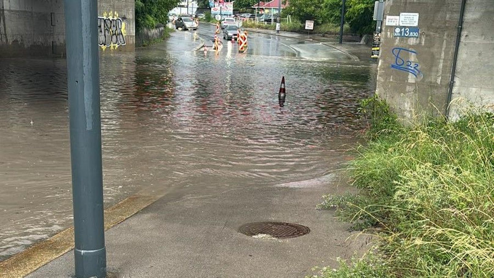 In der Breitenleerstraße fluteten die Regengüsse eine Unterführung.