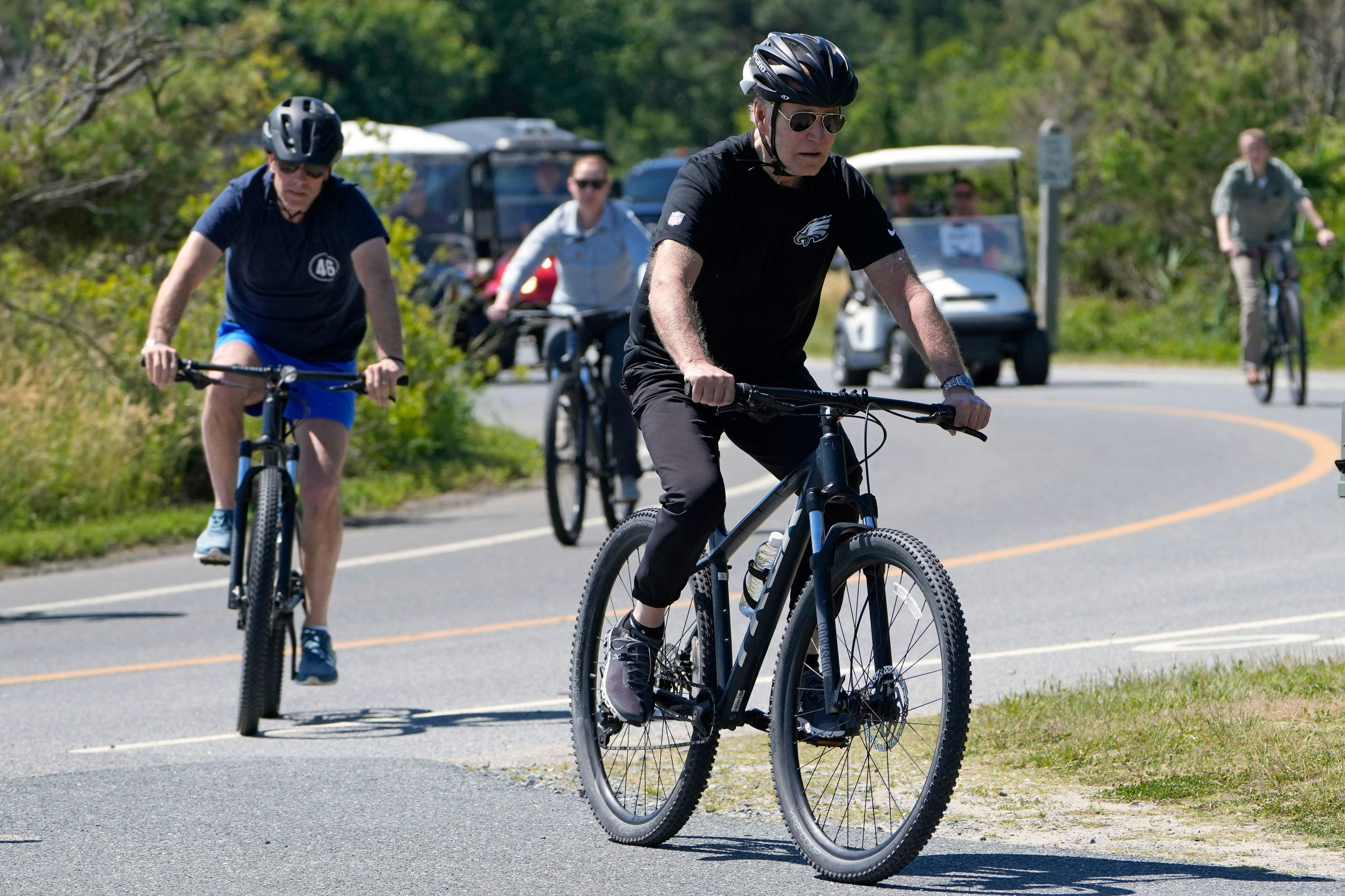 US-Präsident Joe Biden, gefolgt von seinem Sohn Hunter, bei einer Radtour am 1. Juni 2024