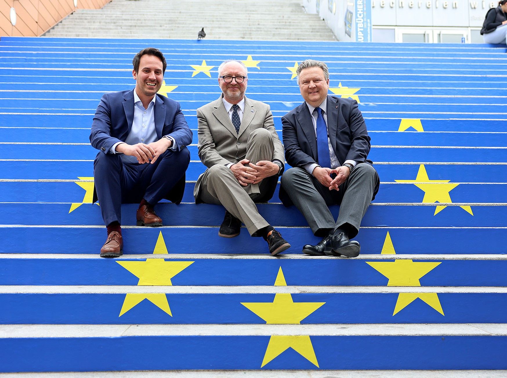 Vizebürgermeister Christoph Wiederkehr (neos), EU-Kommissionsvertreter Bogensberger und Bürgermeister Michael Ludwig (SPÖ, v.l.) auf den neuen EU-Treppen in Wien-Neubau.