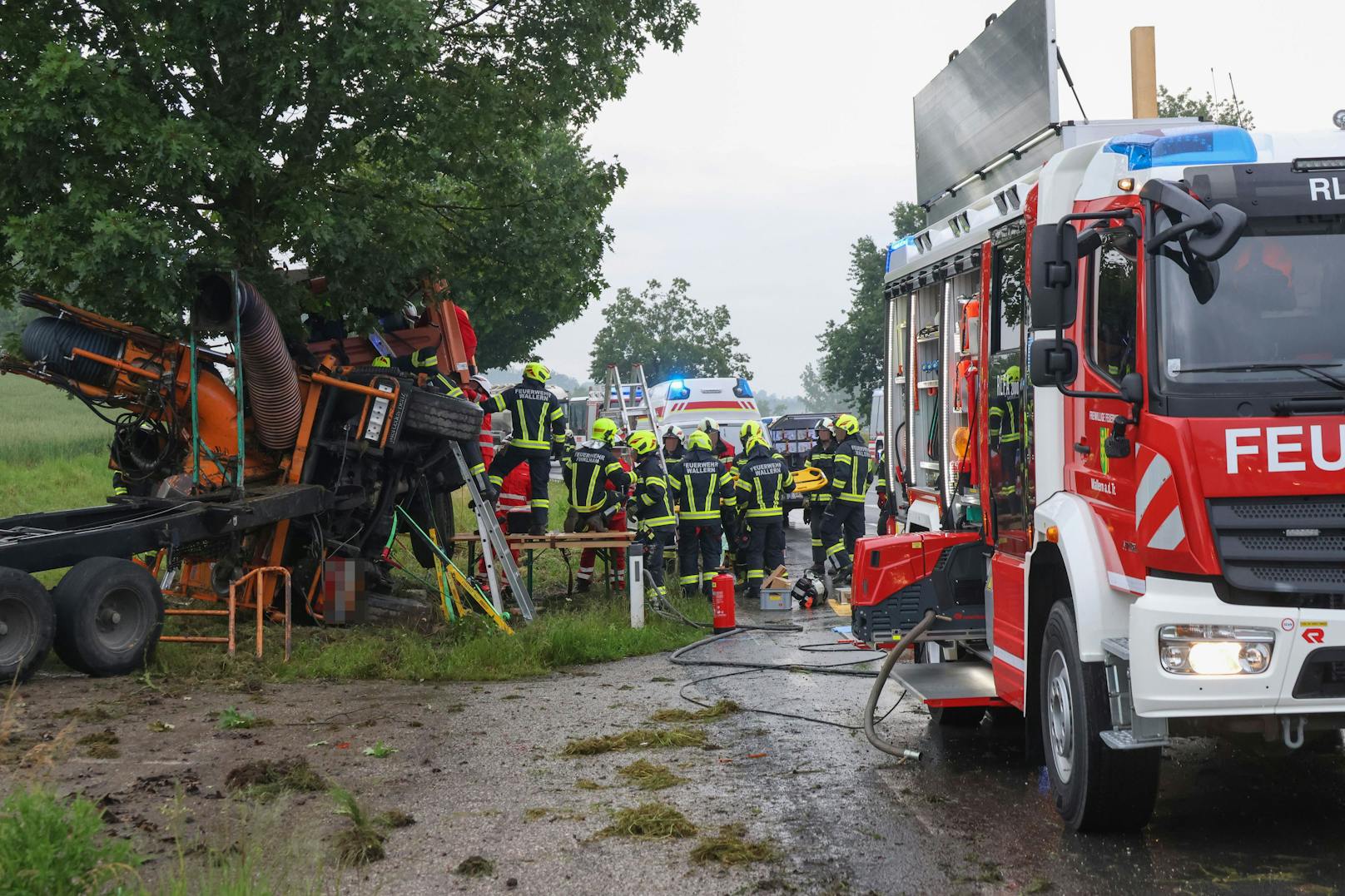 Während der Bergung des Wracks war die Straße gesperrt.