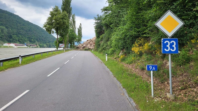 Eine große Menge Geröll ist auf die B33 gerutscht.
