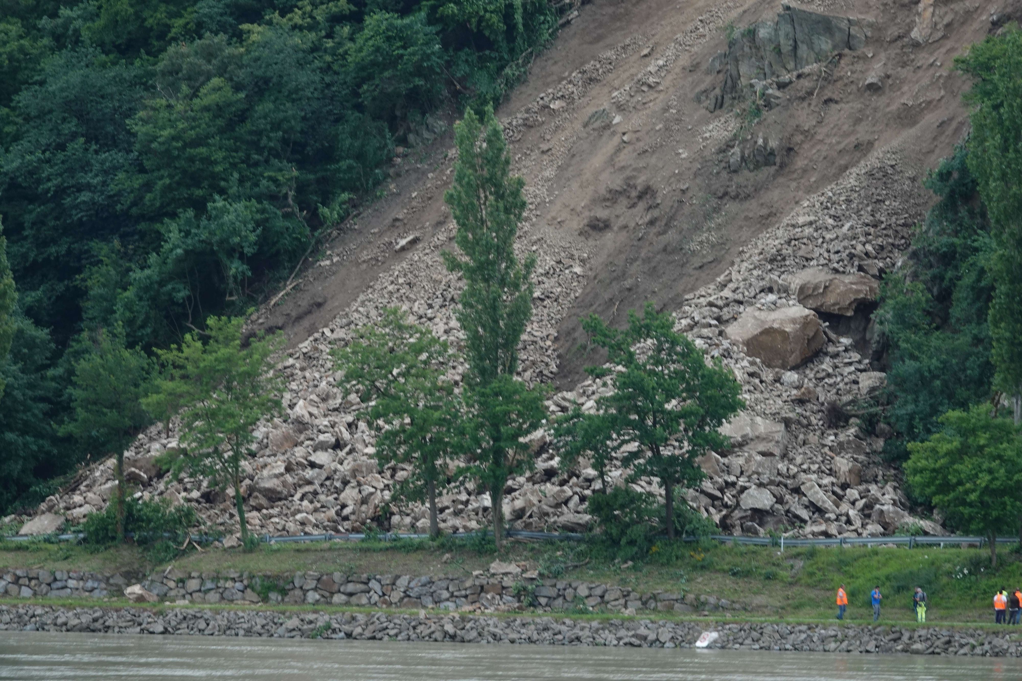 Ein massiver Felssturz an der B33 sorgt jetzt für eine monatelange Sperre.