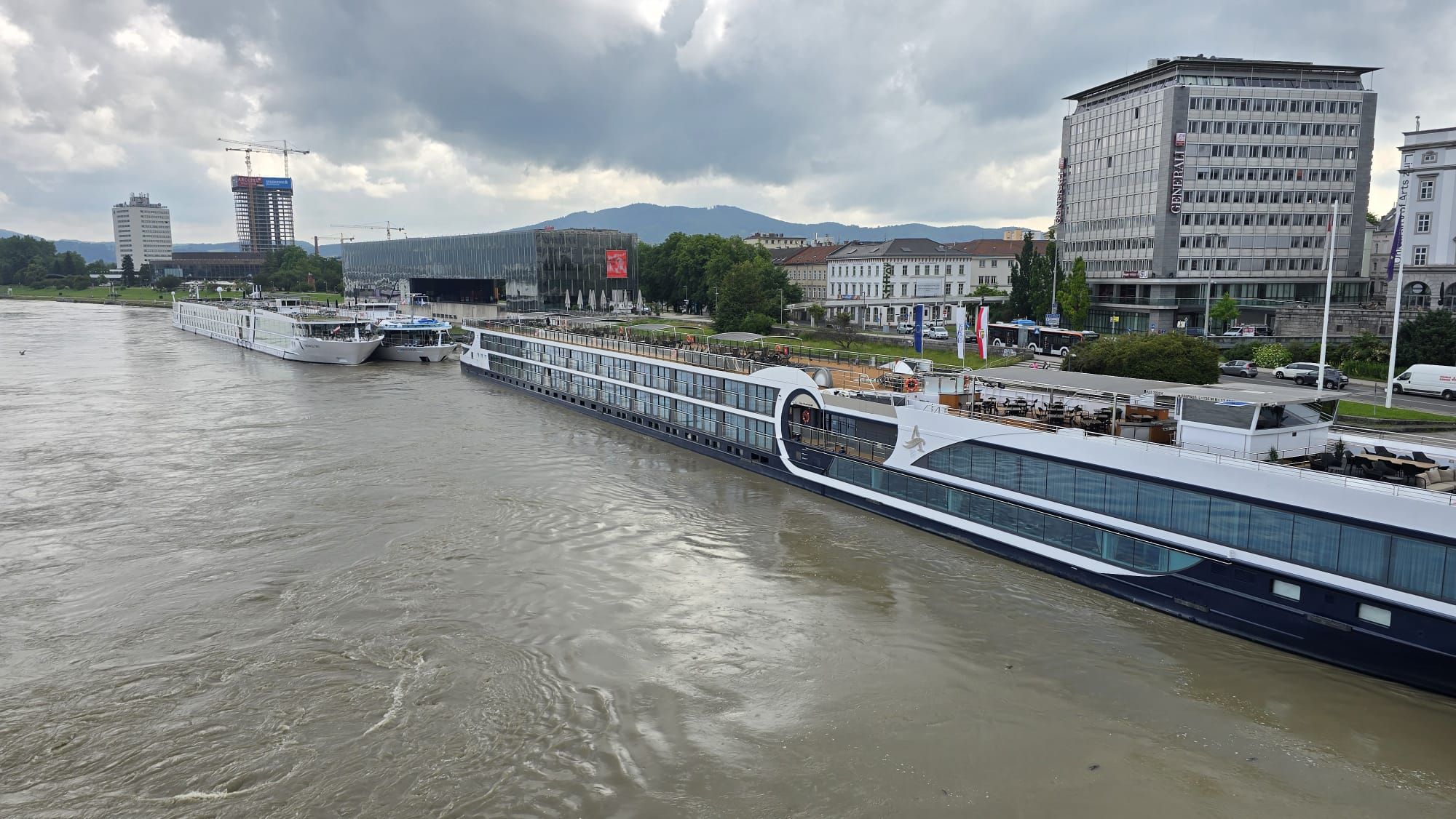 Der hohe Wasserstand der Donau hat jetzt auch Auswirkungen auf die Schifffahrt: Die Dampfer kommen nicht mehr unter den Brücken durch.