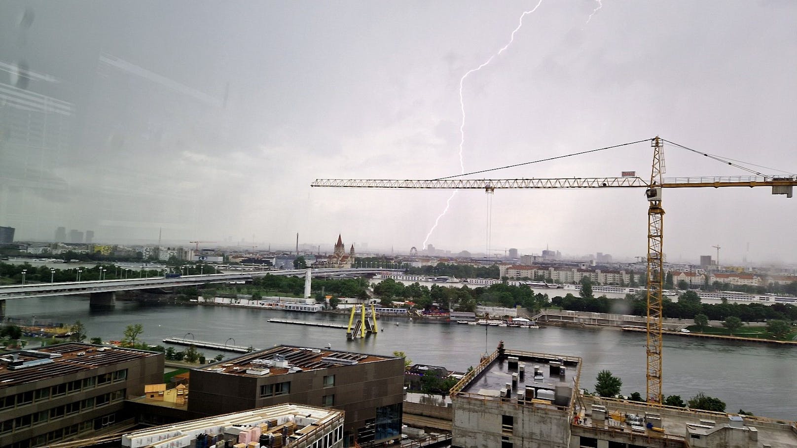 Ein aktuelles Foto des kräftigen Gewitters über Wien, mit Blitzeinschlag in der Stadt. Aufgenommen aus der UWZ-Zentrale in der Donaustadt.