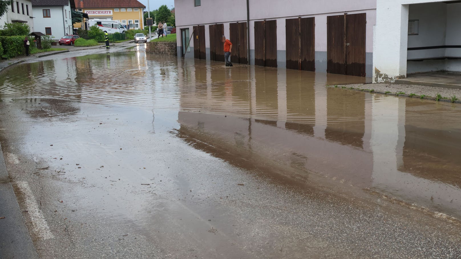 In manchen Ortschaften gab es kleinere Überflutungen. Zahlreiche Feuerwehren standen im Einsatz.