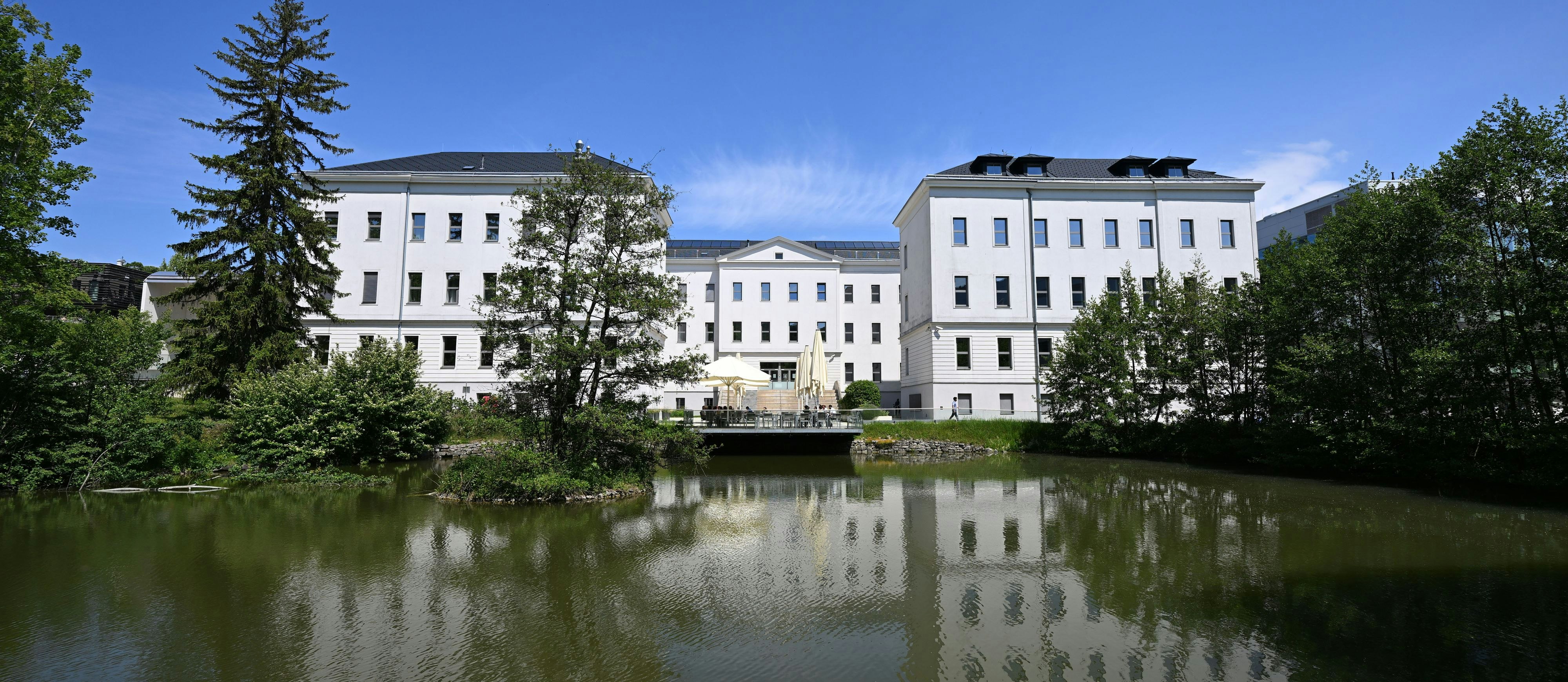 Blick auf den Campus des Institute of Science and Technology Austria (ISTA) Klosterneuburg