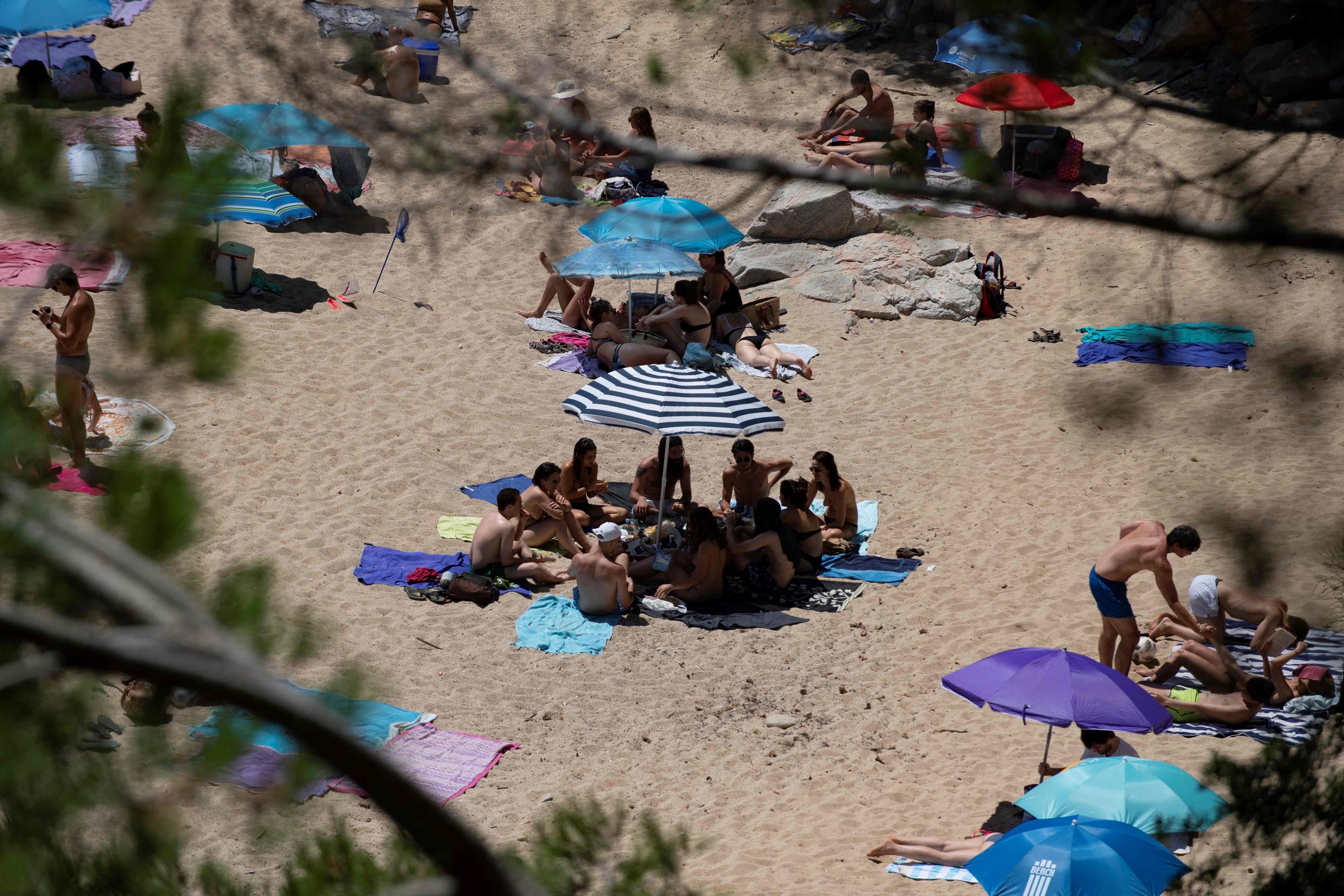 Nicht nur Sexpuppen gehören in Platja d'Aro der Vergangenheit an. Auch Bikinis und Badehosen haben abseits des Strandes nichts mehr zu suchen.