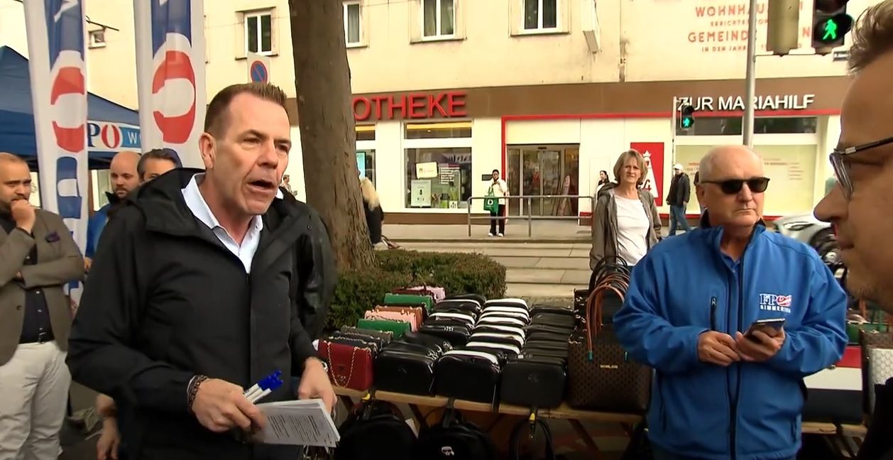 Harald Vilimsky diskutiert mit dem ORF-Journalisten Stefan Daubrawa. 