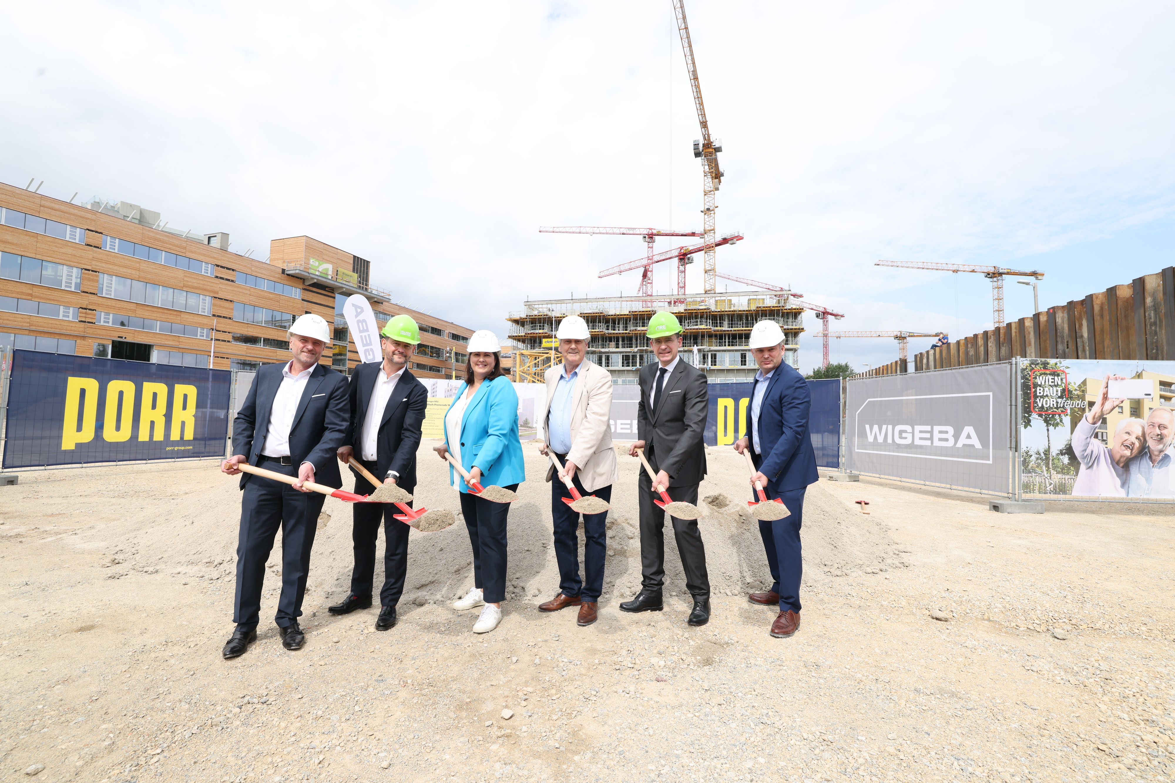 Paul Steurer (WIGEBA), Gregor Puscher (wohnfonds_wien), Kathrin Gaál (Vizebürgermeisterin und Wohnbaustadträtin), Erich Hohenberger (Bezirksvorsteher Landstraße), Hans-Peter Weiss (ARE), Johannes Pritz (Wiener Wohnen) (v.l.) beim Spatenstich zum Gemeindebau Neu im „Village im Dritten“.