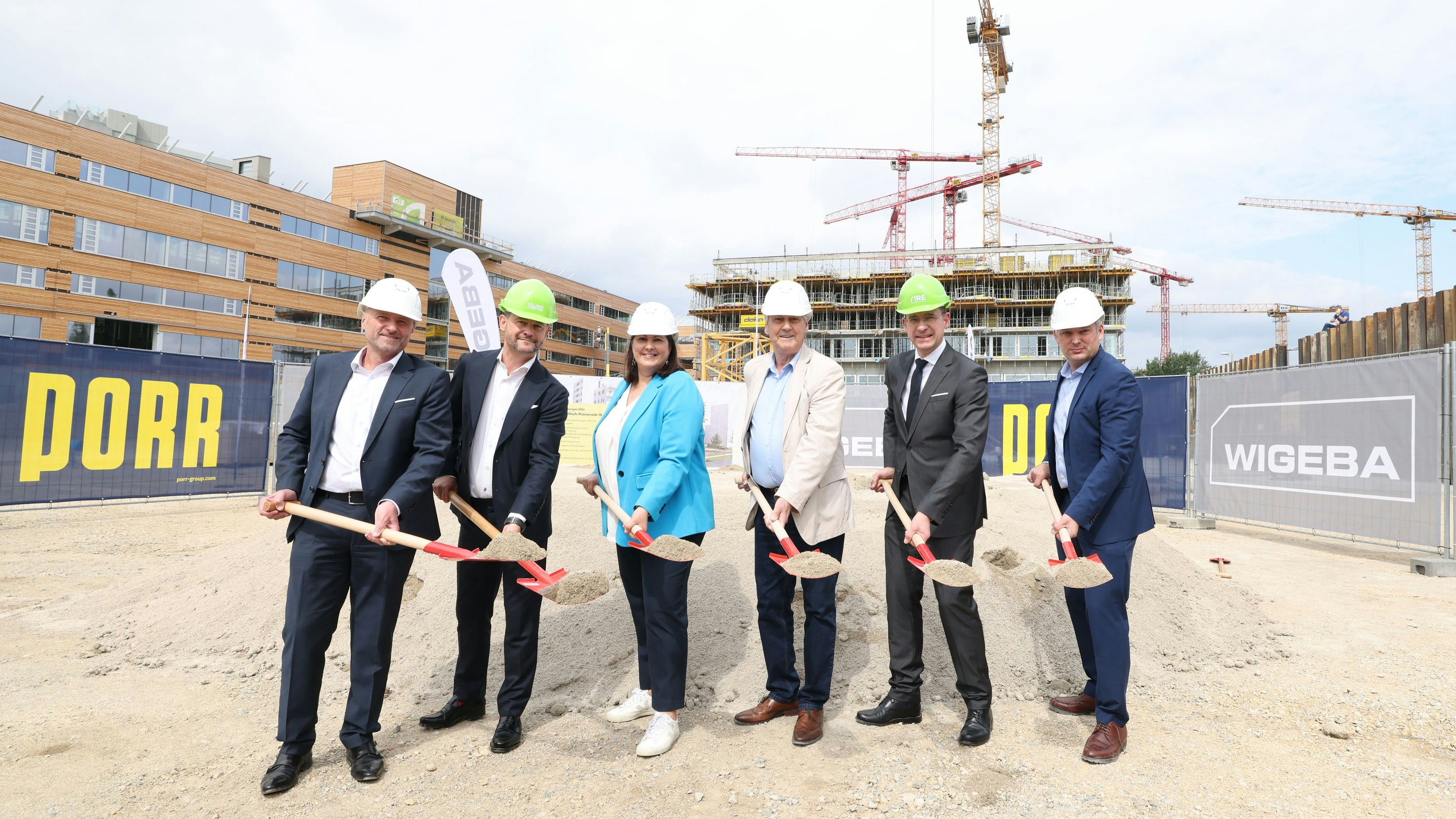 Paul Steurer (WIGEBA), Gregor Puscher (wohnfonds_wien), Kathrin Gaál (Vizebürgermeisterin und Wohnbaustadträtin), Erich Hohenberger (Bezirksvorsteher Landstraße), Hans-Peter Weiss (ARE), Johannes Pritz (Wiener Wohnen) (v.l.) beim Spatenstich zum Gemeindebau Neu im „Village im Dritten“.