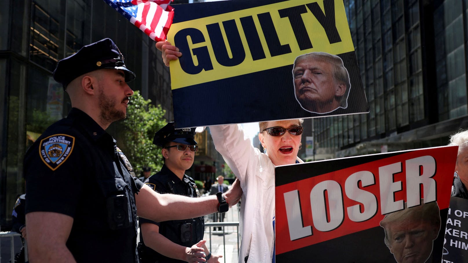 Am Tag nach der Verurteilung im Strafprozess demonstriert eine Trump-Gegnerin vor dem Trump Tower in New York.